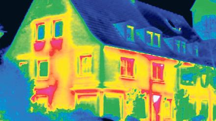 Im roten Bereich. Wärmebildkameras zeigen, wo Häuser schlecht isoliert sind. Die Sanierung ist teuer für Eigentümer und Mieter – und daher ein Fall für die Politik. 