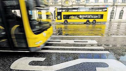 Der langsame Gelbe. Busse und Bahnen sollen zügig durch die Stadt rollen. Das lässt sich der Senat 55 Millionen Euro kosten. Doch in den letzten Jahren nahm das Tempo nur um 0,03 Stundenkilometer zu, beklagt der Bund der Steuerzahler. 