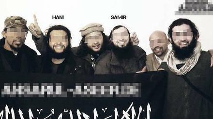 Siegerpose. Freudig strahlend präsentierten sich die aus der U-Haft entlassenen Terrorverdächtigen mit Gesinnungsfreunden im Internet – hinter einem Banner, das für eine Website mit islamistischer Hetze wirbt.
