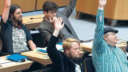 Hände hoch. Für die Piraten hat der Parlamentsalltag begonnen. Foto: Reuters