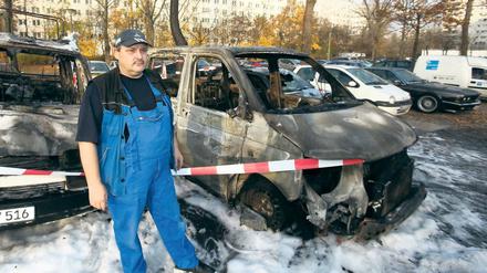 In Trümmern. Hausmeister Andreas Thiele beklagt den Verlust seiner Autos, die er für seine Arbeit dringend braucht. Foto: dapd
