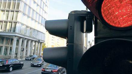 Einfach drüber. Bei Dunkelgelb noch Gas geben, bei Rot einfach weiterfahren, scheint ein Hobby der Berliner zu sein. Wer sich am Sonntag als Passant ein paar Minuten an die Kreuzung Wilhelm-/Ecke Leipziger Straße stellte, konnte die Verstöße mitzählen. 
