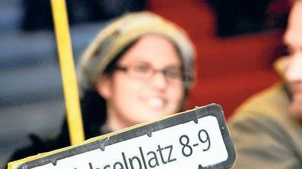 Anwohner des Neuköllner Weichselplatzes trugen am Dienstag ihren Protest gegen Mietsteigerung und Gentrifizierung ins Rote Rathaus.