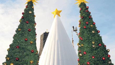 Plastik fürs Publikum. Der Weihnachtsbaum, der keiner war, sorgte vergangenes Jahr für so manchen Spott am Breitscheidplatz. Foto: dpa