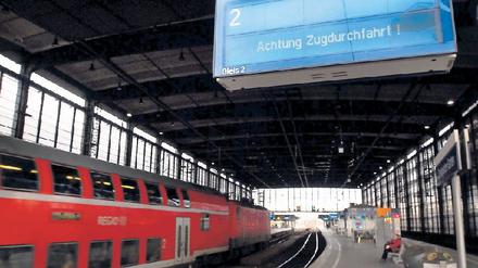 Kein Zug wird kommen. Seit Mai 2006 halten die ICE nicht mehr am Zoo. Fahrgäste im Ost-West-Verkehr müssen in Spandau oder am Hauptbahnhof einsteigen. 
