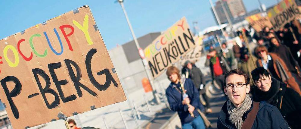 Demonstration OccupyBewegung umzingelt Reichstag