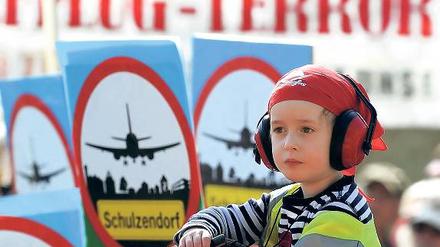 Protest gegen den Lärm. Wo es laut wird am künftigen Flughafen in Schönefeld, will die Flughafengesellschaft bis Mitte Dezember ermittelt haben. Die nächste Großdemonstration ist für den 19. November in Berlin vorgesehen – mit einem Marsch zum Kanzleramt.