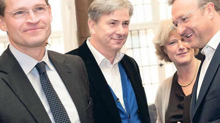 SPD-Landesvorsitzender Michael Müller, der Regierende Buergermeister Klaus Wowereit, die stellvertretende CDU-Landesvorsitzende Monika Grütters und CDULandeschef Frank Henkel (v.li.).
