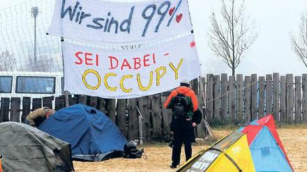 Besetzt. Freiwillig will das Occupy-Camp nicht weg vom Bundespressestrand. Foto: dapd