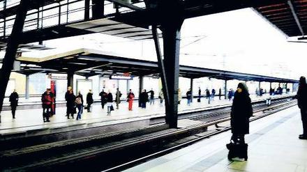 Bibbern am Bahnsteig. Wer mit der S-Bahn unterwegs ist, sollte sich besser warm anziehen. Mit langen Wartezeiten muss auch in diesem Winter gerechnet werden. 
