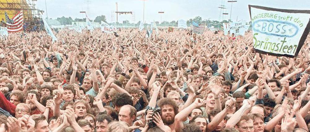 Born in the GDR. Aus der ganzen DDR reisten 1988 die Fans an, um Bruce Springsteen live auf der Radrennbahn Weißensee zu sehen. Das Areal war überfüllt.