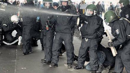 Gegenwehr. Die Polizei setzte massiv Pfefferspray ein. Foto: Jörg Carstensen/dpa