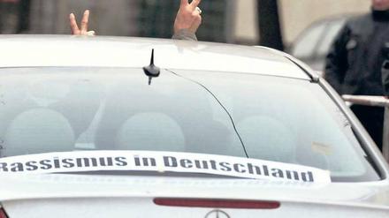 PS-starke Aktion. In 150 Autos rollten türkische Berliner am Sonnabend gegen Rassismus durch die Stadt. Foto: dapd/Manfred Gottschalk