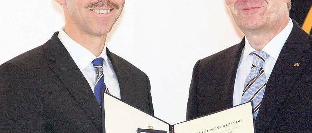 Ausgezeichnet. Jürgen Grenz wurde von Christian Wulff geehrt. Foto: dpa