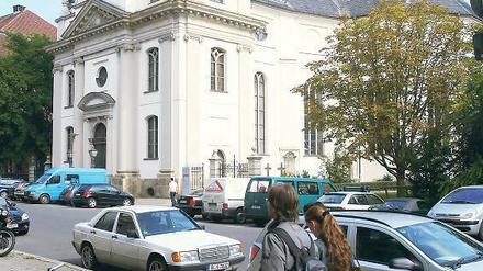 Gekappt. Die Parochialkirche in der Klosterstraße ist einer der wenigen Barockbauten Berlins, der den Krieg überstanden hat. Jetzt soll der Turm wiedererstehen. Foto: Kai-Uwe Heinrich