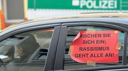 Aufbegehren gegen Rechts. Aus Protest gegen Rechtsextremismus und die rassistische Terrorgruppe NSU hatte der Türkische Bund Berlin Brandenburg kürzlich zu einem Autokorso durch Berlin aufgerufen. Rund 160 Fahrzeuge rollten von Kreuzberg zur NPD-Parteizentrale in Köpenick.