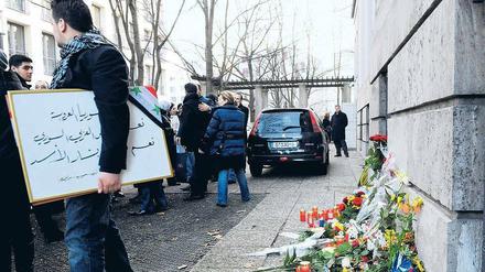 Stiller Protest. Mitglieder der syrischen Gemeinde haben am Mittwoch an der syrischen Botschaft in Tiergarten Blumen abgelegt, um an die Toten des Bombenanschlags in Damaskus zu erinnern. 