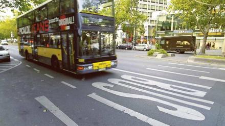 Mit alter Technik. Die Busse der BVG fahren mit Dieselantrieb. Es gibt aber Pläne für einen Elektrobetrieb auf einer Linie. Den Strom sollen die Busse kabellos aus Quellen in der Straße erhalten. Foto: Q