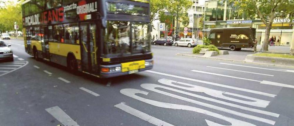 Mit alter Technik. Die Busse der BVG fahren mit Dieselantrieb. Es gibt aber Pläne für einen Elektrobetrieb auf einer Linie. Den Strom sollen die Busse kabellos aus Quellen in der Straße erhalten. Foto: Q