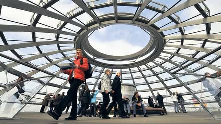 Touristenmagnet Reichstagskuppel. Der Bundestag plant nun zudem ein unterirdisches Besucherzentrum. 