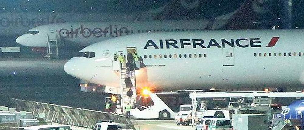 Alarm in Tegel. Das Flugzeug der Air France war auf der Reise nach Peking kurz vor Berlin in Not geraten.  Foto: Andreas Meyer