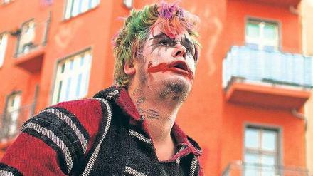 Jokerface. Ein Mann mit Clownsbemalung protestierte gegen die Räumung der „Liebig 14“ vor einem Jahr. Die Mahnwache der linken Szene blieb zunächst friedlich. Foto: Reuters