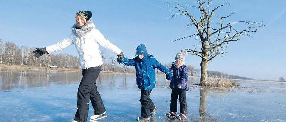 Kaltstart. In ganz Brandenburg gibt es überflutete Wiesen, die jetzt zu perfekten Eisbahnen erstarrt sind. Foto: Veit Rösler