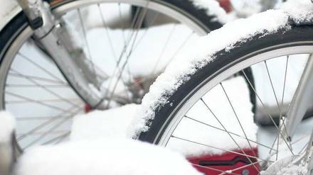 Dauerparker. Fahrradfahrern macht der Winter es besonders schwer. Zum eisigen Fahrtwind kommt nun auch noch Schnee. Und das soll erst mal so bleiben. Foto: AFP