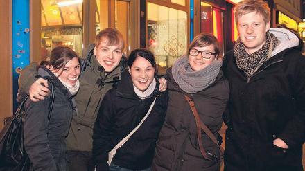 Eingefrorenes Lächeln. Morgens um vier am Rosenthaler Platz. Von der Kälte lassen sich Partygänger nicht die Feierlaune verderben. 