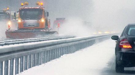Im winterlichen Einsatz. Nach Schnee und Nieselregen sind die Fahrzeuge der Autobahnmeistereien seit Tagen unermüdlich unterwegs, um die Glätte auf den Fahrbahnen zu beseitigen.