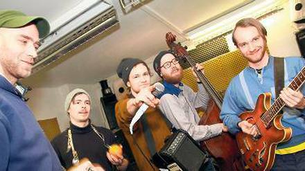 Schräg. Robert Gwisdek (Mitte) hat mit seinem Bruder Hannes (links außen) und Freunden eine Band gegründet. Im Rockhaus in Lichtenberg proben sie. 