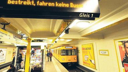 Nichts geht mehr: Schon am Freitag hat die BVG ihre Fahrgäste auf den Streik am Samstag hingewiesen. Von 4 Uhr bis gegen 19 Uhr werden die U-Bahnhöfe geschlossen bleiben. Der Versuch, den Streik in letzter Minute zu verhindern, war gescheitert. 