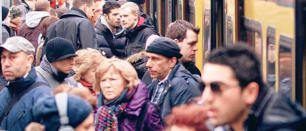 Vielfalt auf engem Raum. Hunderttausende Menschen fahren täglich mit der S-Bahn. Wie oft es zu verbalen Ausfällen oder gar rassistischen Äußerungen kommt, ist kaum abzuschätzen. 