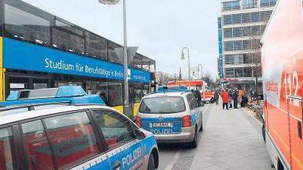 Großeinsatz. Am Anhalter Bahnhof gab es einen Unfall zwischen einem Radfahrer und einem Doppeldecker der BVG. Feuerwehr und Polizei rückten mit mehreren Autos an. 