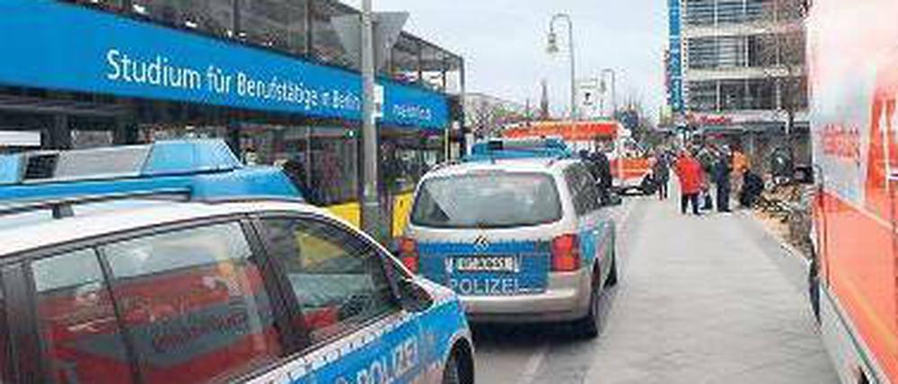 Großeinsatz. Am Anhalter Bahnhof gab es einen Unfall zwischen einem Radfahrer und einem Doppeldecker der BVG. Feuerwehr und Polizei rückten mit mehreren Autos an. 