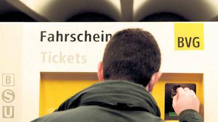 Von August an müssen Kunden von BVG und S-Bahn noch mehr Geld in die Fahrscheinautomaten werfen. 
