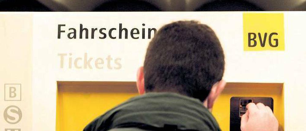 Von August an müssen Kunden von BVG und S-Bahn noch mehr Geld in die Fahrscheinautomaten werfen. 