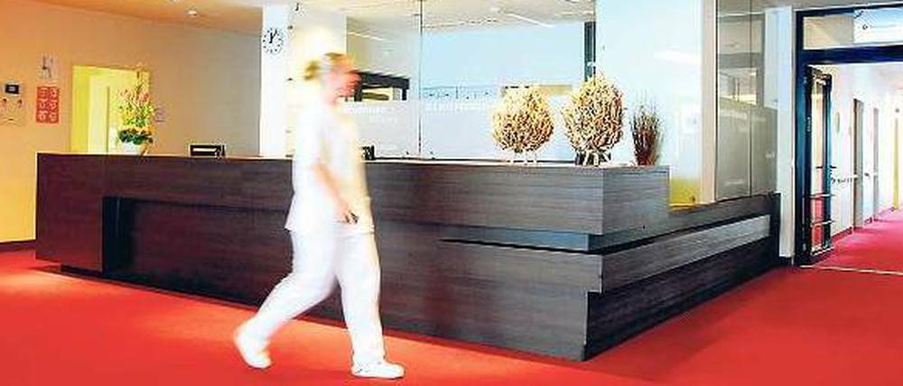 Auf der Komfortstation des Humboldt-Klinikums in Reinickendorf rollt der Betreiber Vivantes seinen Patienten den roten Teppich aus. 