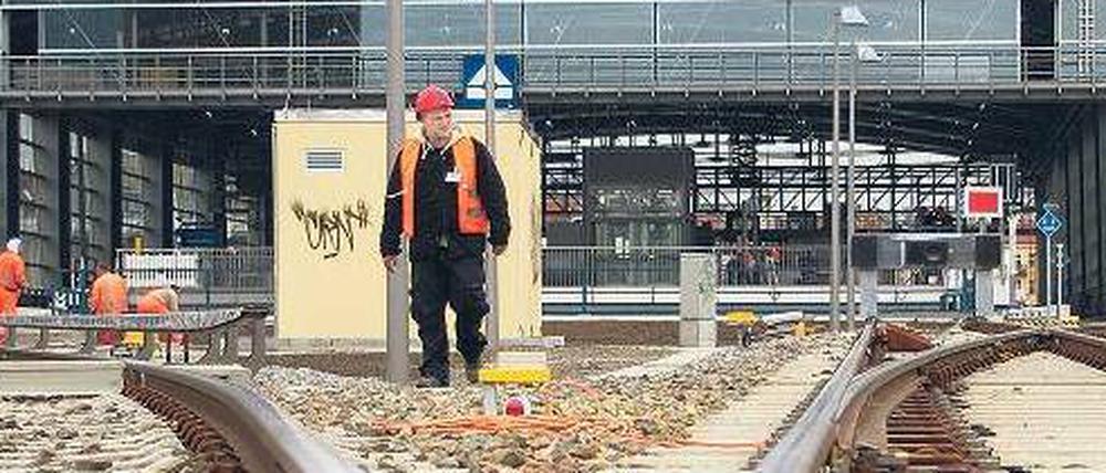 Endspurt. Noch am Samstag hämmerten und bohrten Handwerker in der Halle am Bahnhof Ostkreuz, die Montag in Betrieb genommen wird.