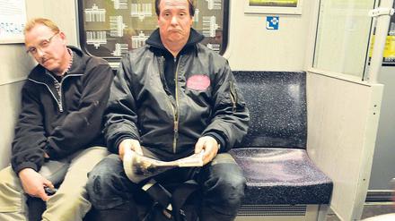 Auf der Besucherritze. Die neuen Schalensitze in der U-Bahn bieten einen gewöhnungsbedürtigen Komfort. Wer Pech hat, der bekommt die Kante zwischen den Schalen zu spüren, wie diese beiden Herren demonstrieren.