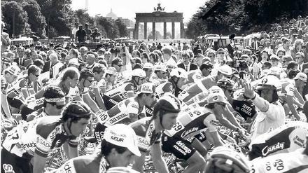 Vor 25 Jahren. Am 2. Juni 1987 startete die Tour de France in Berlin – aus Anlass der 750-Jahr-Feiern der damals noch geteilten Stadt. Foto: dpa/Holschneider
