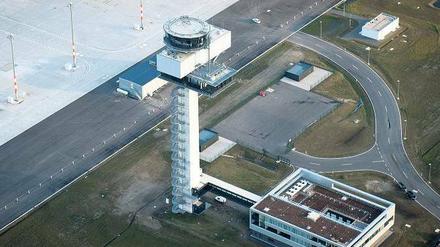 Auf die Dauer hilft nur Tower. Die Fluglotsen haben am Mittwoch ihren Turm auf dem Gelände des neuen BER-Flughafens bezogen. Foto: dapd/Timur Emek