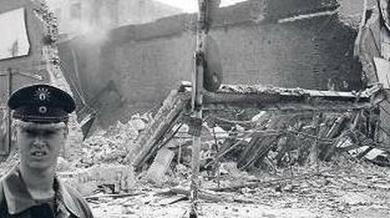 Kreuzberger Ruinen. Die am 1. Mai 1987 ausgebrannte Bolle-Filiale. Foto: pa/akg-images