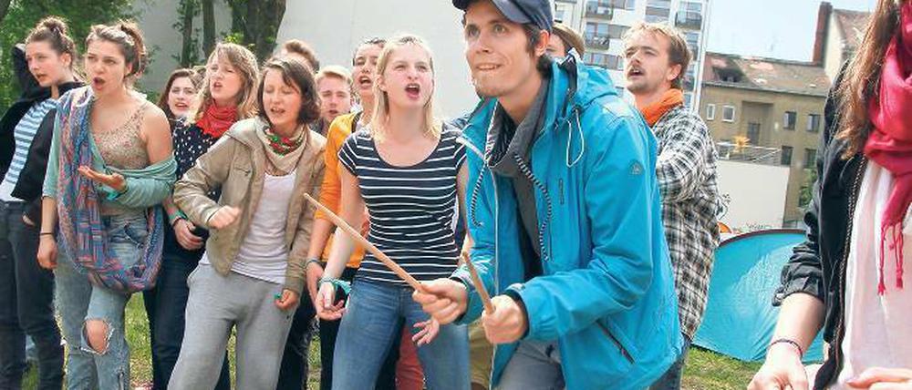 Sind mit voller Begeisterung dabei: Studenten der Ernst-Busch-Schule als lautstarke Demonstranten.