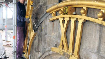 Höchste Zeit. Monteur Richard Madla baute am Donnerstag die Kirchturmuhr der Gedächtniskirche ab. Foto: dpa/Matthias Balk