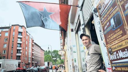 Mit Autonomen-Flagge. Sven ist 37 und betreibt den „Disorder-Laden“ in der Mariannenstraße. Er hat nichts gegen Touristen, nur zu viele dürfen es nicht sein. 