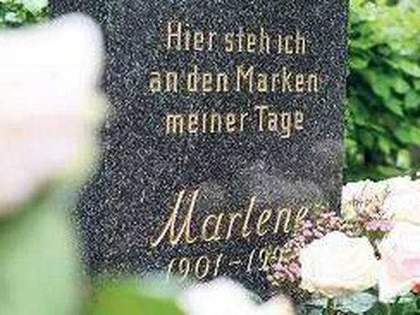 Das Grab. Marlene Dietrich wünschte in Berlin begraben zu werden. Auf dem Friedhof in der Friedenauer Stubenrauchstraße hat sie ihre letzte Ruhestätte gefunden. Foto: dapd