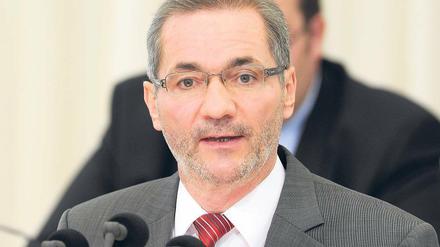 Am Montag entschuldigte sich Brandenburgs Ministerpräsident Matthias Platzeck (SPD) für die verschobene Eröffnung des Flughafens.