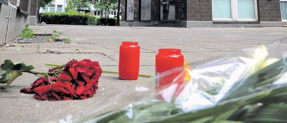 Gedenken am Tatort. Blumen und Kerzen wurden vor dem Haus an der Köthener Straße niedergelegt, um an die 30-jährige Semanur S. zu erinnern, die von ihrem Mann grausam ermordet worden war. 