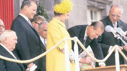 In Gelb. Willy Brandt, die Queen, Prinz Philip 1965 am Rathaus Schöneberg.Foto: dpa/pa